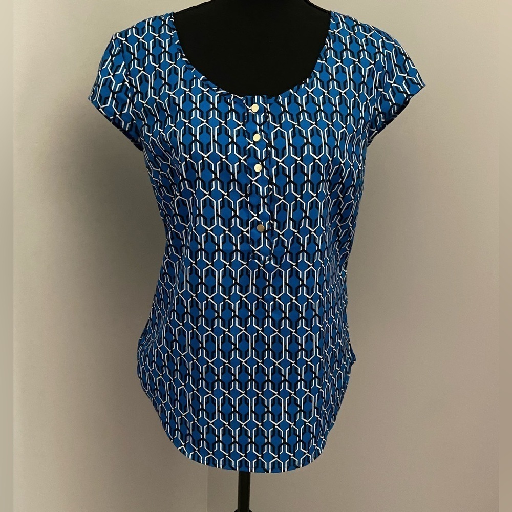Small geometric dressy top with gold button detail